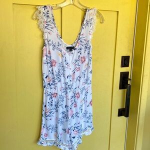 KENDALL & KYLIE WHITE FLORAL ROMPER LACE ACCENTS Size S GUC